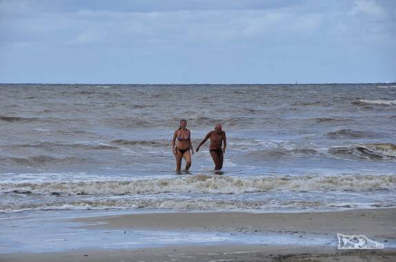 A Ana e o Joca voltam de um mergulho no Rio da Prata, na praia de Pocitos, em Montevideo, no Uruguai